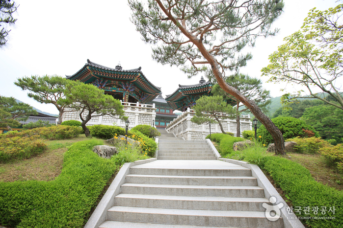 천 년의 역사를 간직한 다리를 건너다