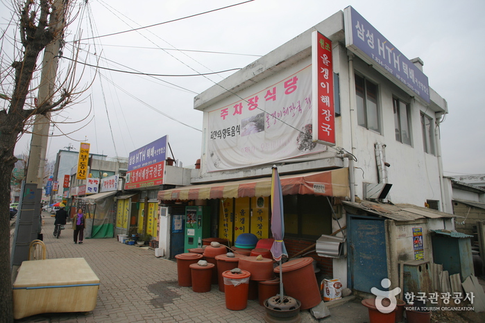 담백한 올갱이국과 얼큰한 민물매운탕