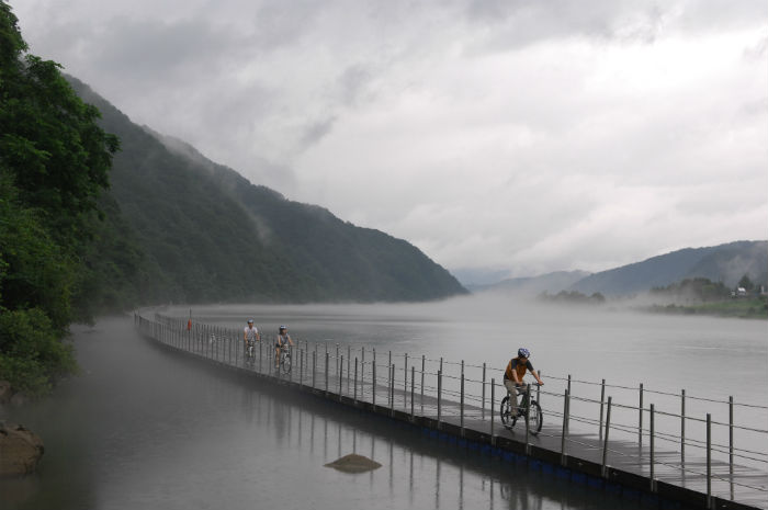 금빛 물결 너머 가슴 푸근한 풍경