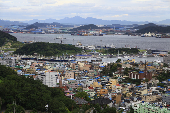 밤이 아름다운 산과 바다