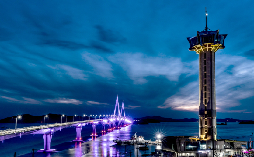 천년의 빛을 품은 아름답고 따뜻한 땅, 영광으로!